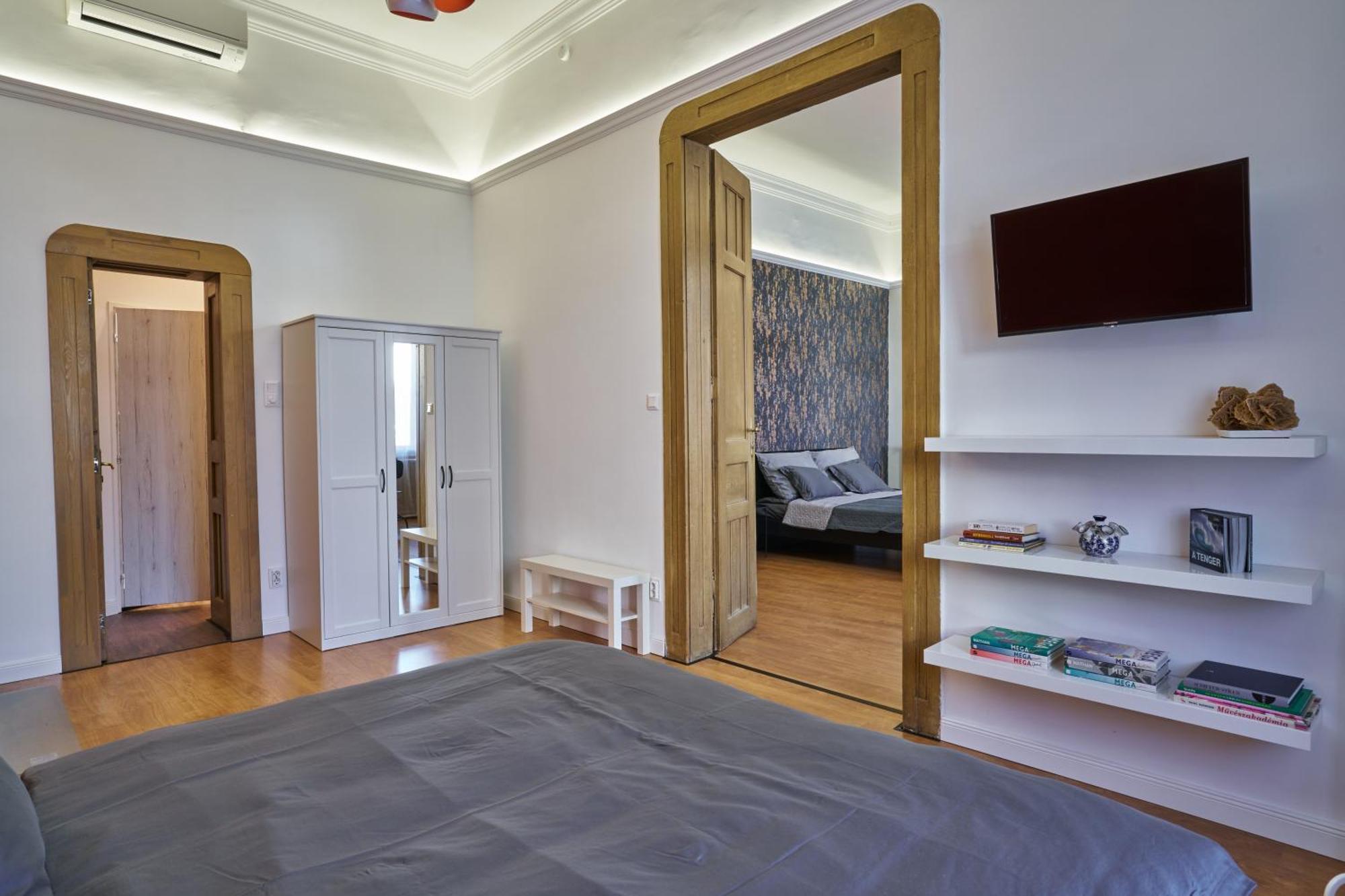 Nanirol Apartment At Gellert Bath Budapest Bagian luar foto